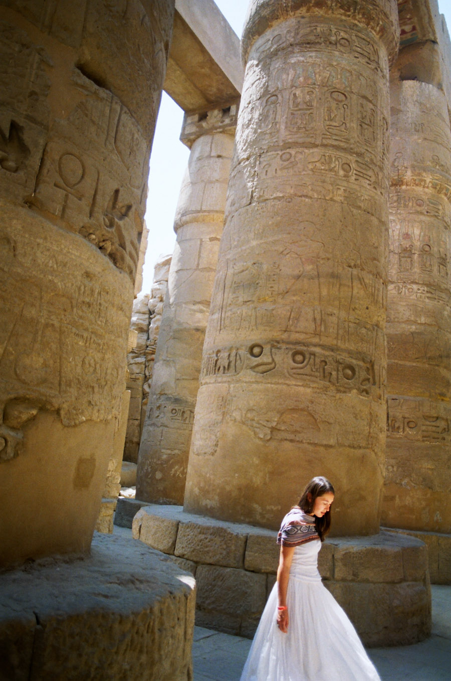 девушка в египетском храме