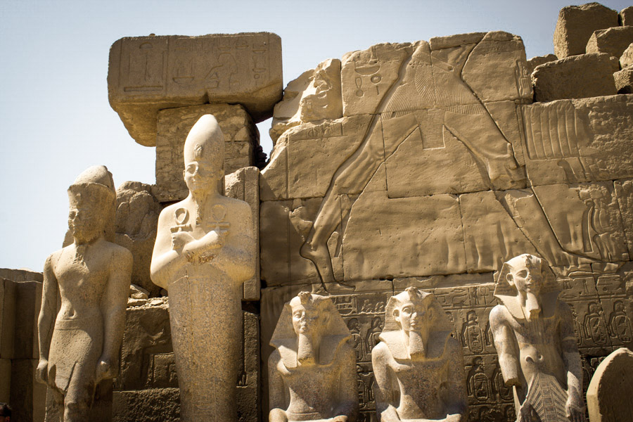 скульптуры фараонов