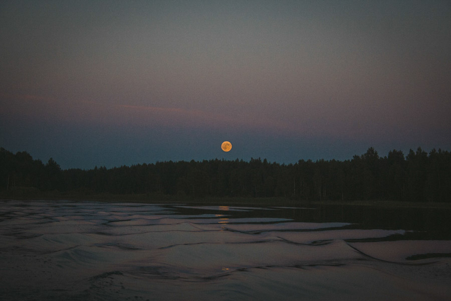 луна на озере селигер